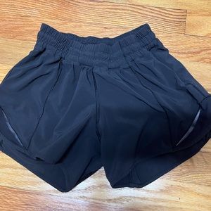 Lululemon Low Rise 4” hotty hot short
